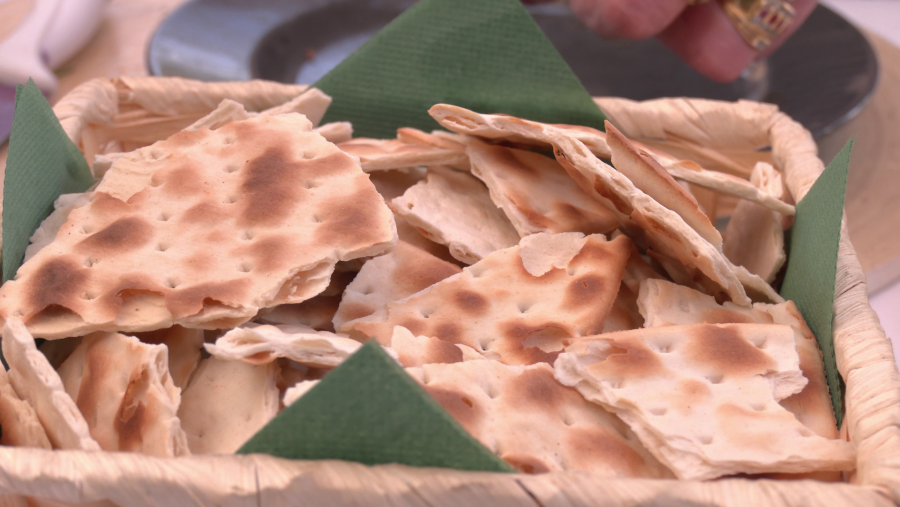 La torta cenceña es una torta plana y crujiente de pan ácimo