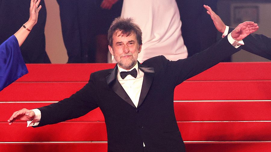 Nanni Moretti bailando en la alfombra roja de Cannes.