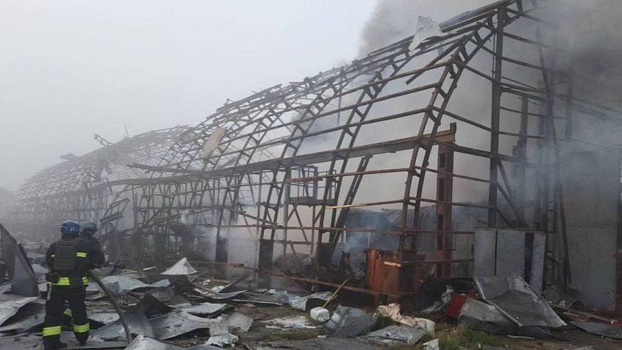 Bomberos trabajan en el edificio de la empresa de transporte alcanzado en Dnipropetrovsk (Serghii Lisak, gobernador regional, vía Telegram y Reuters).