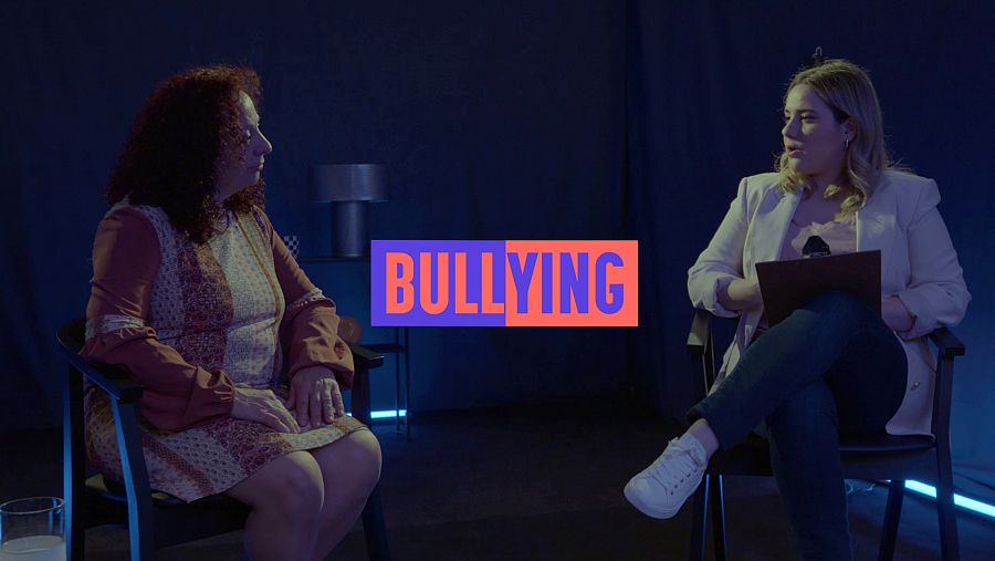 La psicóloga María Esclapez escuha al otro lado del espejo de 'La cámara de Gesell'