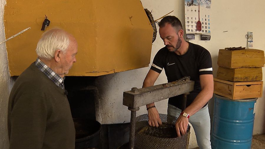 Lázaro Sanz y su hijo Javier obtienen la cera de forma tradicional.