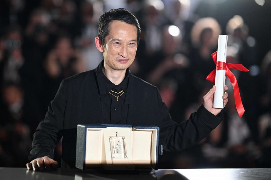 El director Tran Anh Hung, con el premio a Mejor dirección por 'The Pot-au-Feu'.
