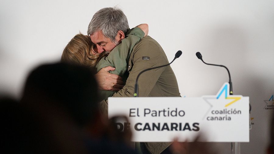 El candidato de Coalición Canaria a presidente Canarias, Fernando Clavijo, se abraza con la cabeza de lista al Parlamento de Canarias por la isla de Tenerife, Ana Oramas