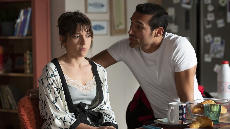 Luz y Paolo mantienen una relación ambigua en la cocina del hotel Lasierra