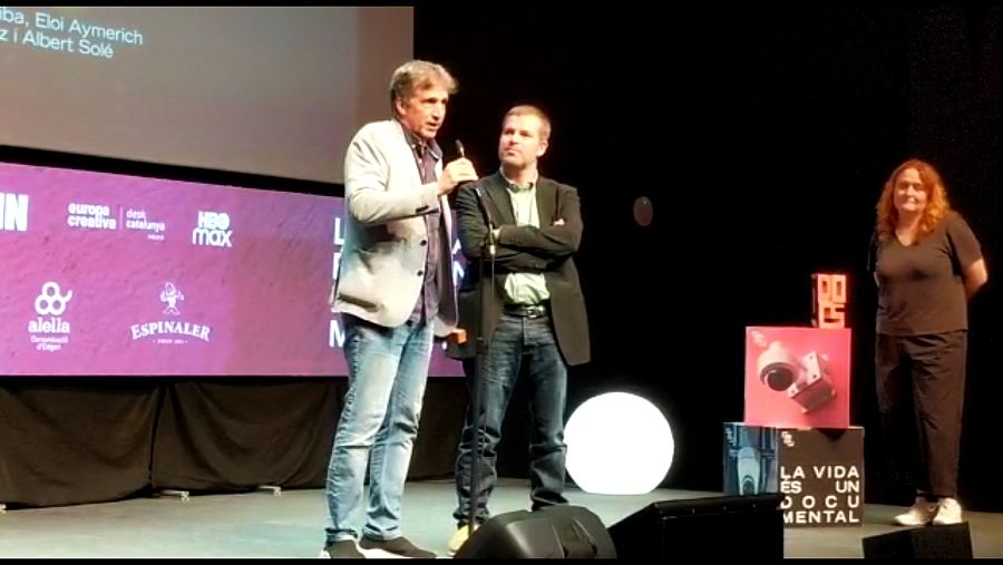 Albert Solé i Joan Salicrú a sobre de l'escenari recollint i agraïnt el premi