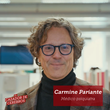 Primer plano del psiquiatra Carmine Pariante mirando a cámara.