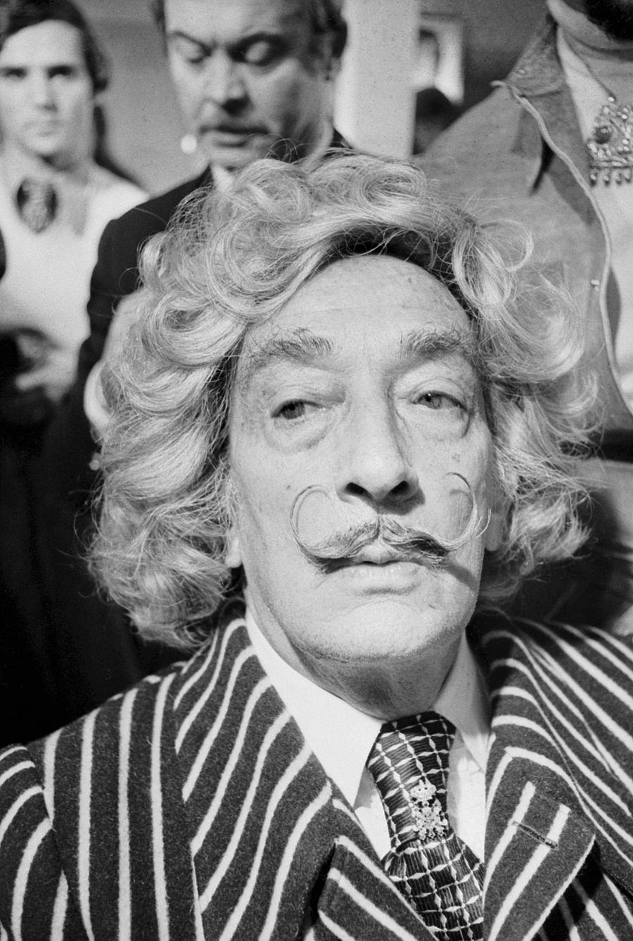 El pintor Salvador Dali en blanco y negro