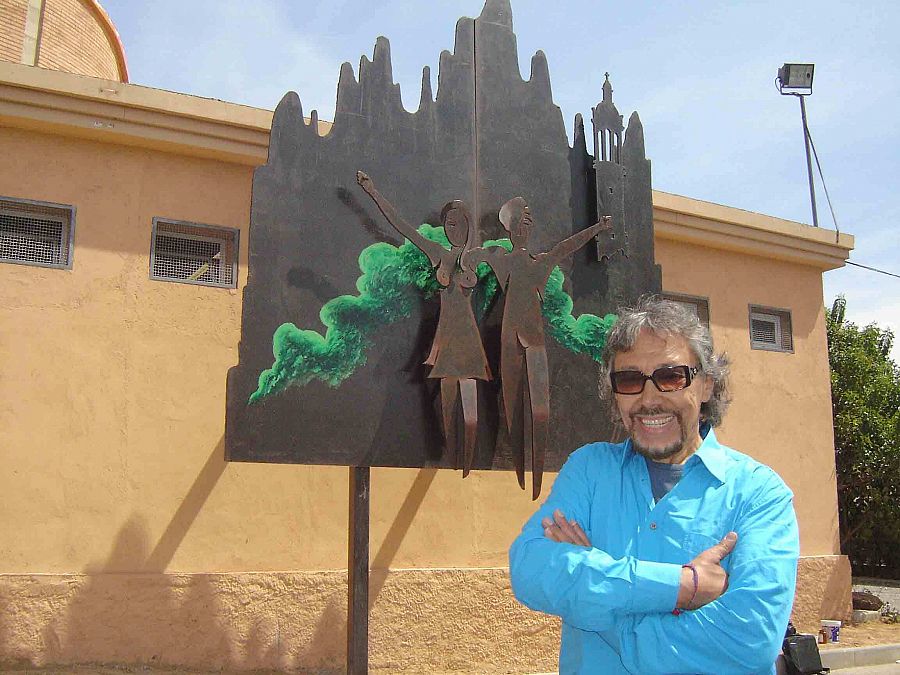El perruquer Lluís Llongueras va presentar molt content l'escultura que va crear per a la 'Passió' d'Esparreguera per la sardana el 2006