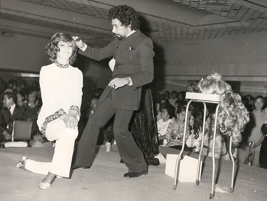 El perruquer i estilista Lluís Llongueras presentant els seus pentinats a una demostració davant del públic el 1973