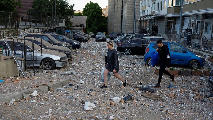 Vecinos de Kiev abandonan su edificio dañado tras el ataque ruso de esta noche. (REUTERS/Valentyn Ogirenko)