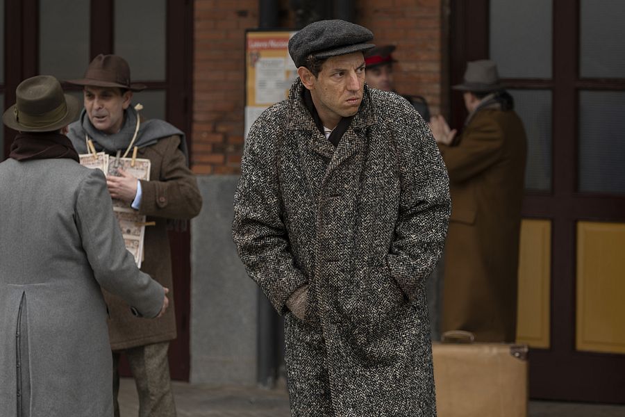 Adrián averigua que alguien se está haciendo pasar por él