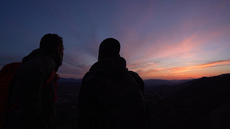 Juanjo Prado y el fotógrafo Dani Sanz durante el rodaje del programa 80 cm en La Pedriza