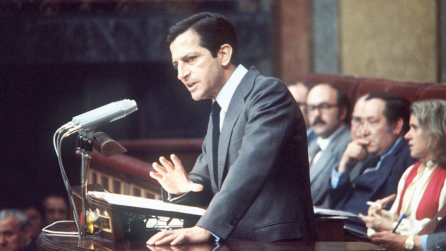 Adolfo Suárez en la tribuna de oradores del Congreso de los Diputados durante el debate parlamentario de la moción de censura de 1980