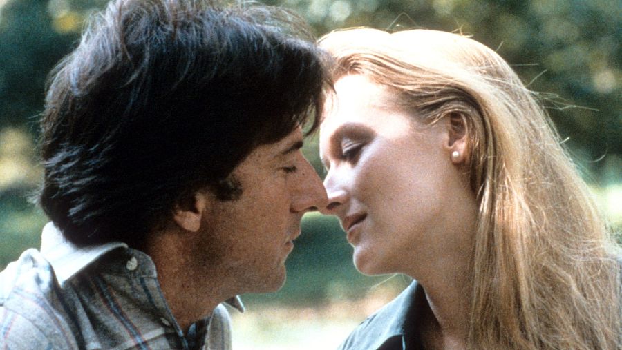 Fotograma de la película Kramer contra Kramer en el que aparecen Dustin Hoffman y Meryl Streep a punto de besarse