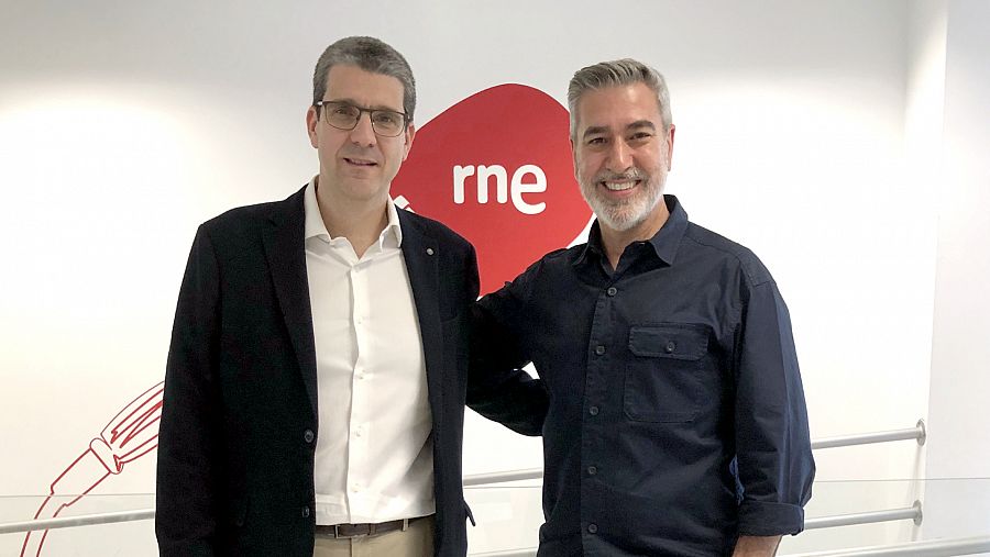 Arturo Martín y el neurólogo Javier Pagonabarraga en la redacción de Radio Nacional de España en Madrid