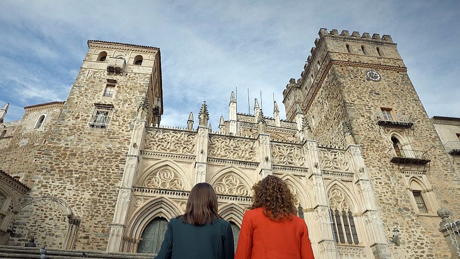 Ante la fachada del Real Monasterio de Nuestra Señora de Guadalupe (Cáceres)