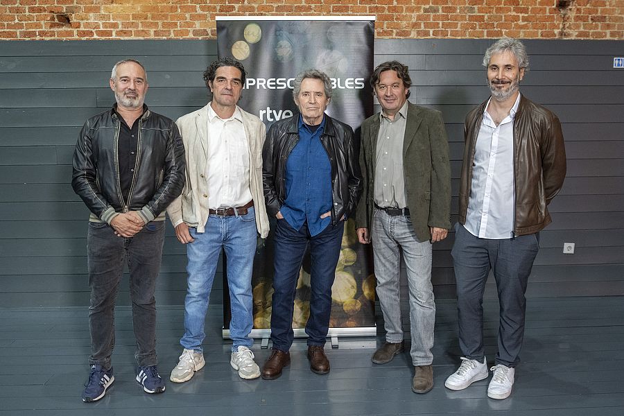 Miguel Ríos, con el equipo del documental