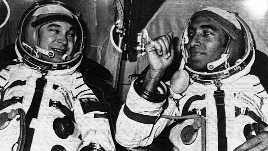 Imagen de los astronautas Arnaldo Tamayo Méndez y Yuri Romanenko en la misión Soyuz 38