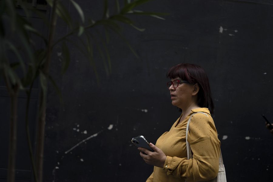 La periodista peruana Paola Ugaz en el centro de Lima, Perú