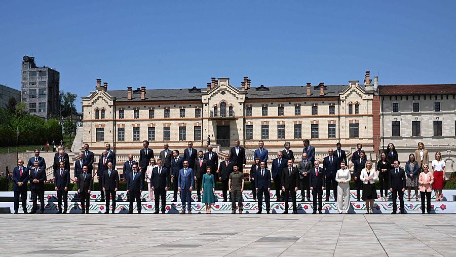 Foto de familia de los jefes de Estado o de gobierno que asisten a la cumbre de la Comunidad Política Europea en Bulboaca, Moldavia, este jueves. Foto: Daniel MIHAILESCU / AFP