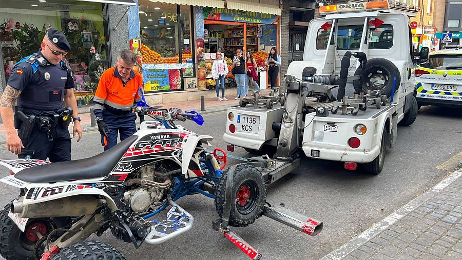 Traslado en grúa del quad que ha arrollado a varias personas en Alcobendas (Madrid)