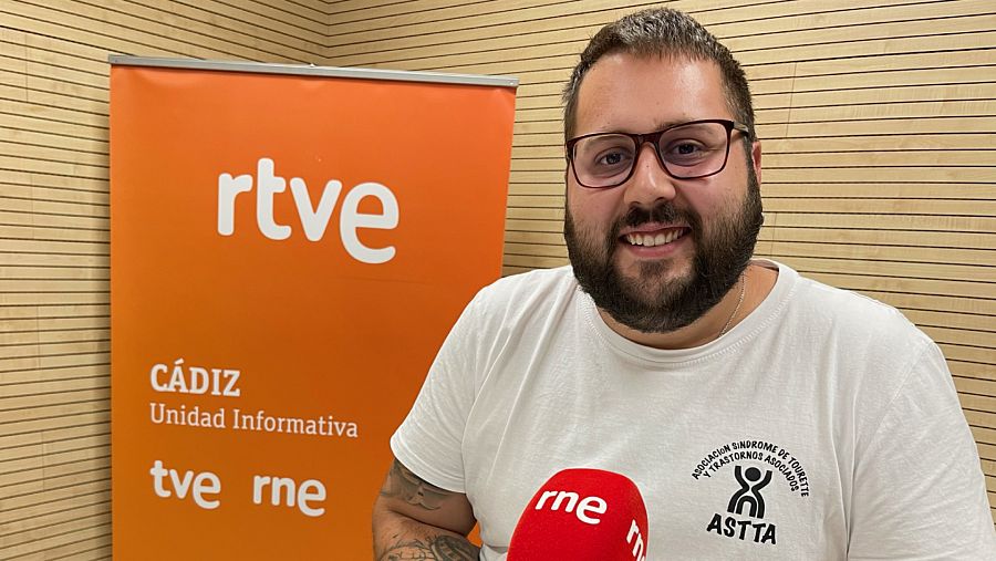 Adrián Mella, presidente de la Asociación Andaluza de Síndrome de Tourette, posa en los estudios de RNE en Cádiz