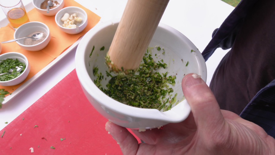 Elaborar el majao con ajo y perejil