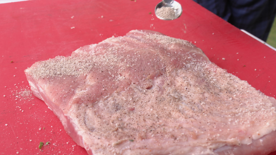 Untar las costillas con la mezcla de sal y pimienta