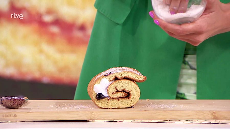 Bizcocho saludable relleno de mermelada de arándanos, semillas de chía y yogur, de la chef Marta Verona