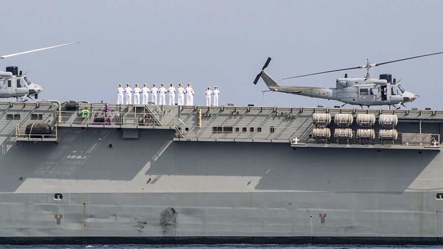 Los marinos en sus puestos en la cubierta de uno de los barcos de la revista naval en Motril