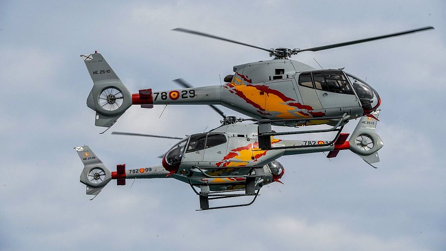 Varios helicópteros realizan maniobras en el cielo de Motril