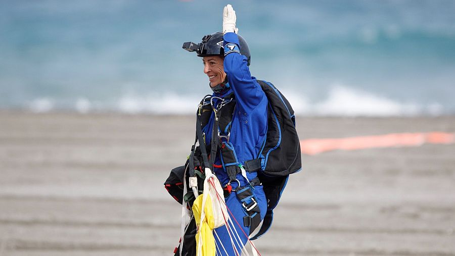 La única mujer de la unidad acrobática de paracaidistas, la cabo Carmen Gómez Hurtado, saluda al público tras la exhibición