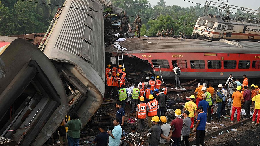 Restos de la colisión ferroviaria en India.