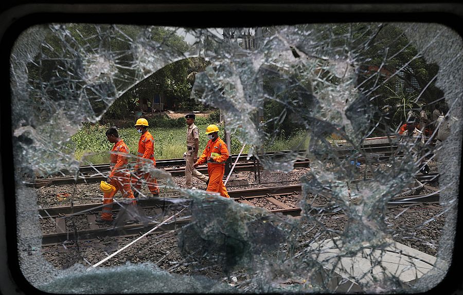 Ventanas rotas tras el accidente de tren en India