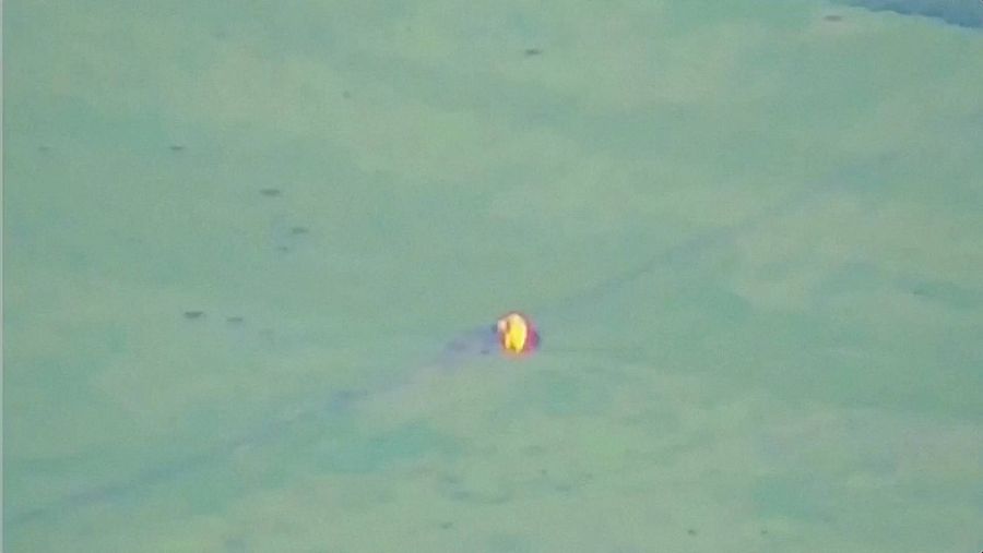 Imagen de un dron, facilitada por el Ministerio de Defensa ruso, que supuestamente muestra un ataque contra unidades ucranianas en Donetsk. Fuente: Ministerio de Defensa de Rusia, vía Reuters. 