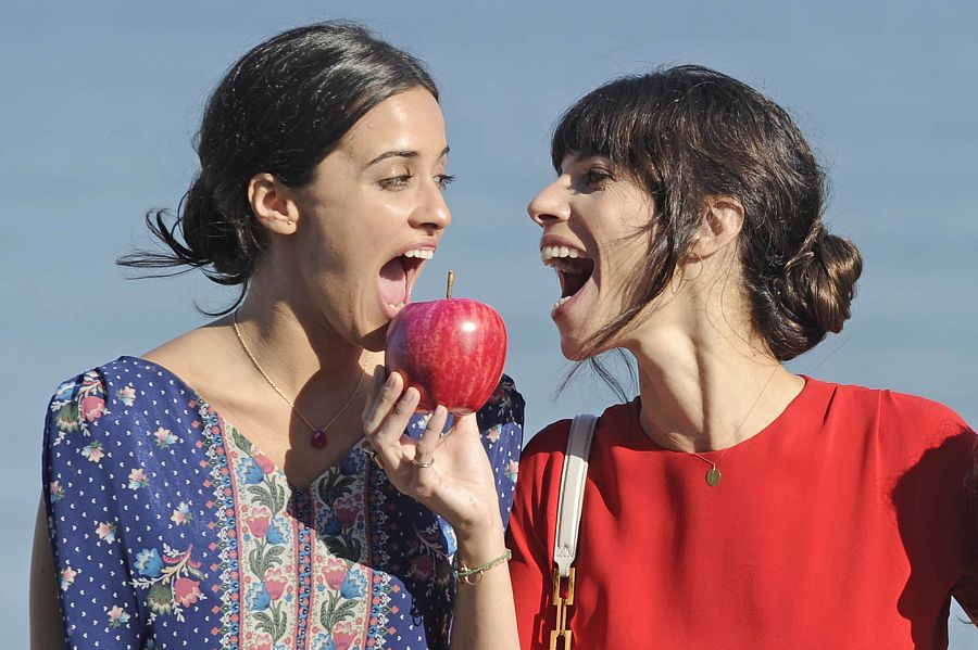 Macarena García y Maribel Verdú durante la presentación de 'Blancanieves'