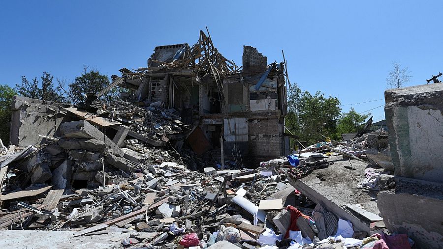 Un edificio de apartamentos dañado por un ataque con misiles rusos en la ciudad de Pidhorodnie, a las afueras de Dnipro
