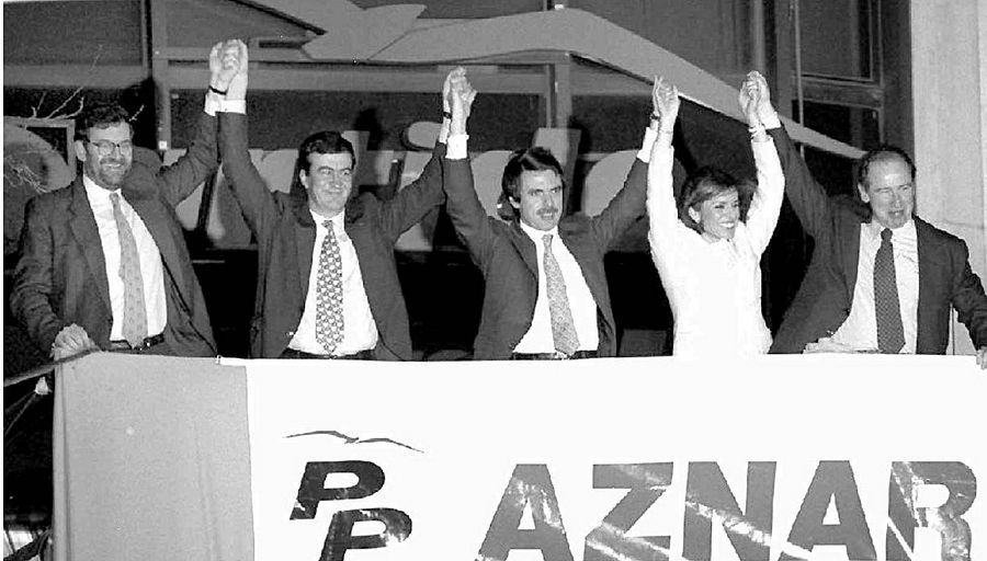 José María Aznar junto a sus compañeros del PP tras su victoria en las elecciones generales del año 1996