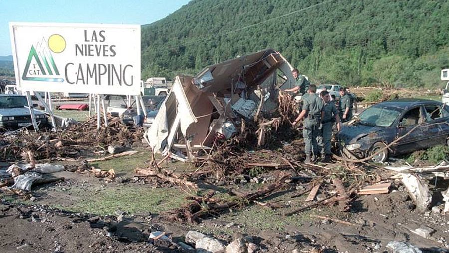 Aspecto desolador del camping de Biescas tras las riadas de 1996