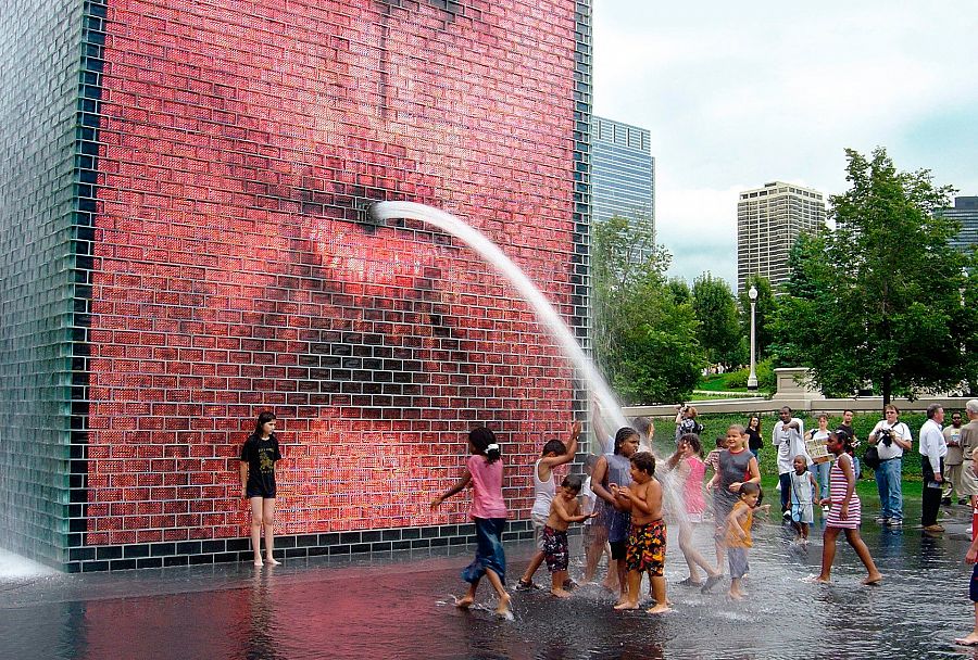 Los niños han tomado Crown Fountain como un lugar favorito de juegos