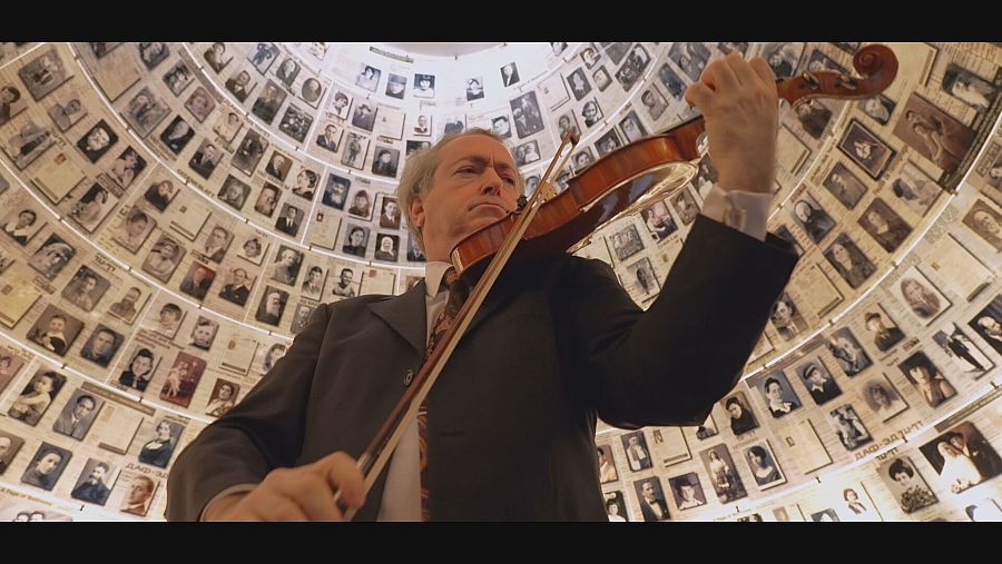 Violinista toca en el memrial víctimas del Holocausto