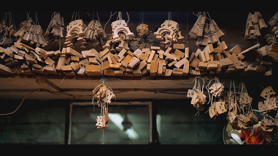 Piezas de violines en el taller