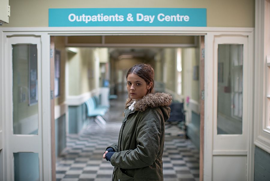 Bethan visitando su madre en el centro especializado