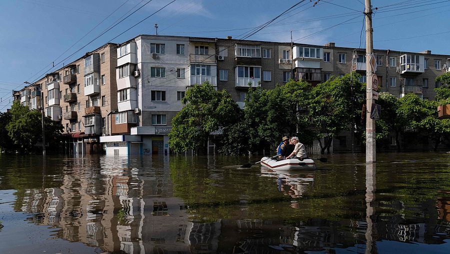 Tropas ucranianas transportan a residentes afectados por el colapso de la presa de Kajovka. 7 de junio de 2023