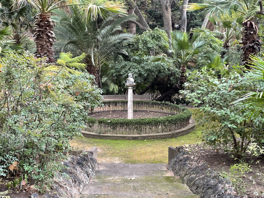 En la Hacienda Nadales de Málaga encontramos rincones llenos de vegetación y rematados con parterres circulares, con un busto de metal pintado