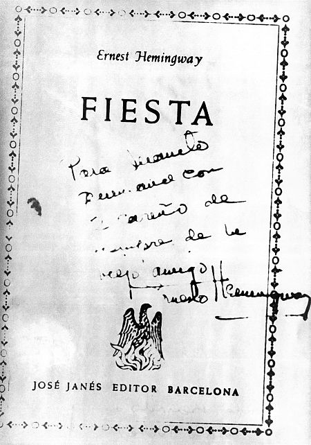 Foto del ejemplar de la obra Fiesta, del escritor estadouniense Ernest Hemingway edición de José Janés de 1955 dedicado a su amigo Juanito Quintana ueño del Hotel Quintana, de Pamplona, donde el autor se hospedaba habitualmente