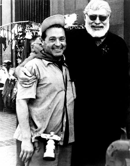 El escritor estadounidense Ernest Hemingway posa con el fotógrafo español Francisco Cano, Canito, durante las fiestas de San Fermín en Pamplona