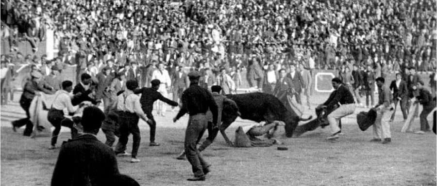 El escritor Hemingway con el capote en una de las sueltas de vaquillas en los Sanfermines de los años 20