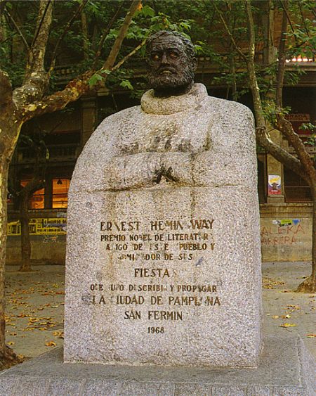 Monumento al escritor Ernest Hemingway en Pamplona