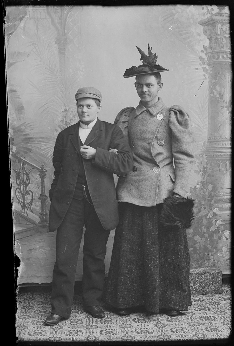 Marie Høeg con su hermano Karl, 1894-1903